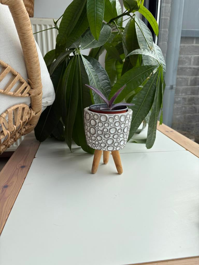 Pot de fleurs décoratif sur 3 pieds, Jardin & Terrasse, Pots de fleurs, Comme neuf, Poterie, Intérieur, Balcon, Moins de 40 cm