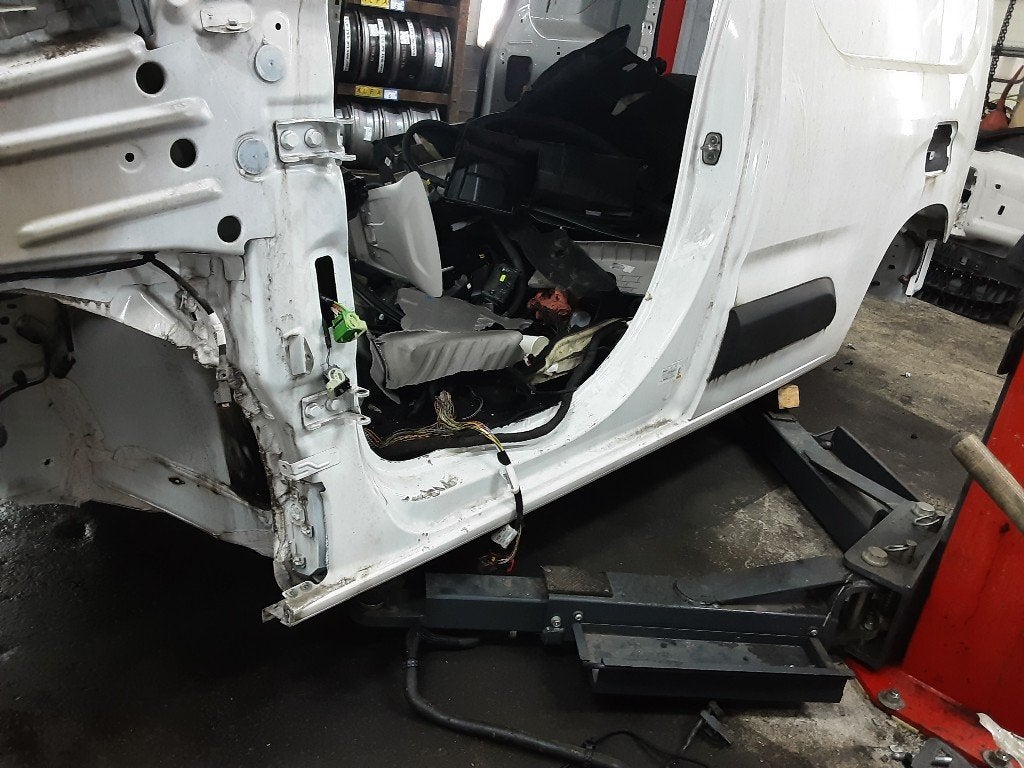 DORPEL LINKS Peugeot Partner (EA / / EF / EN / EU), Gebruikt, Mevr. I. Hauben, Rue de l'Espoir 34 34
4030  GRIVEGNÉE, BE, Info@Collignon.be