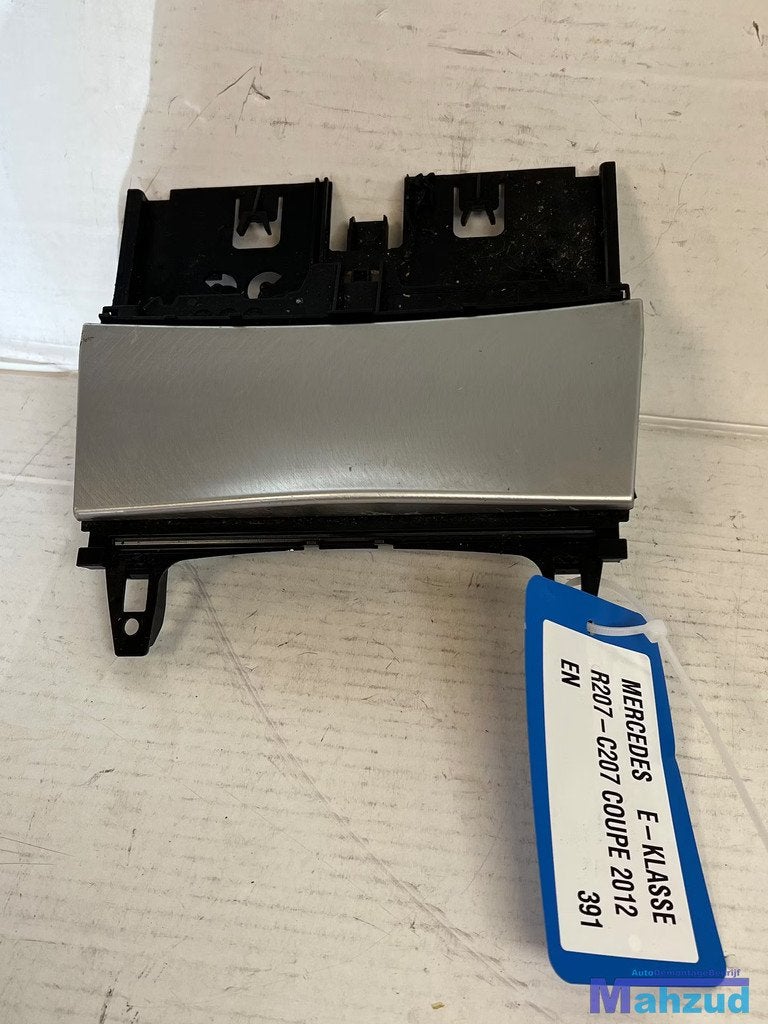 MERCEDES E C207 zilver grijs asbak 2009-2016 A2046801350, Gebruikt, Mercedes-Benz AG, Mercedes-Benz, Mercedesstrasse 120
70372  Stuttgart, DE