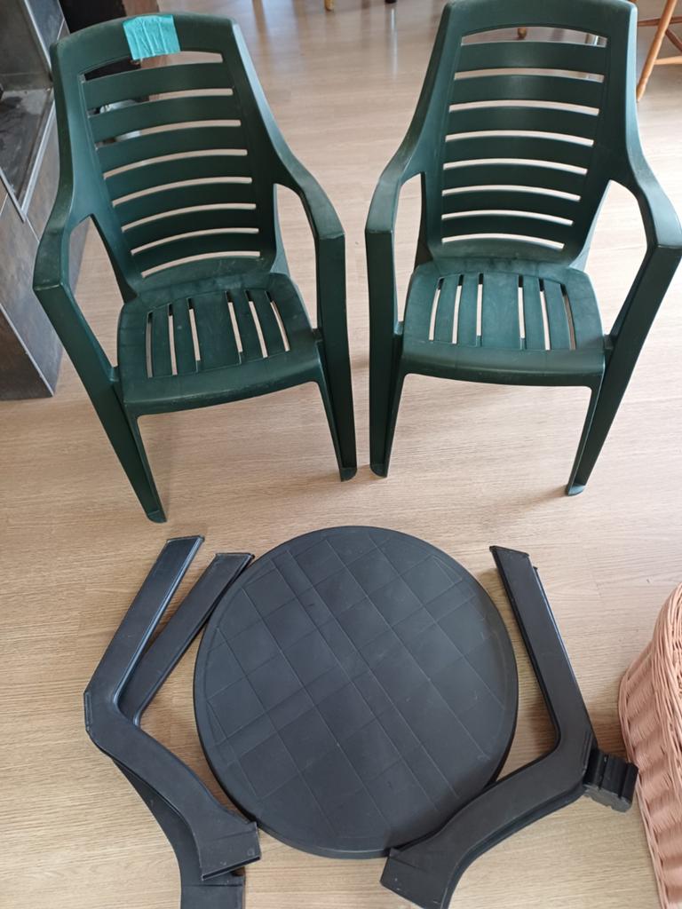 Salon de jardin en plastique anthracite (Table ronde + 2 fau, Enlèvement, Plastique