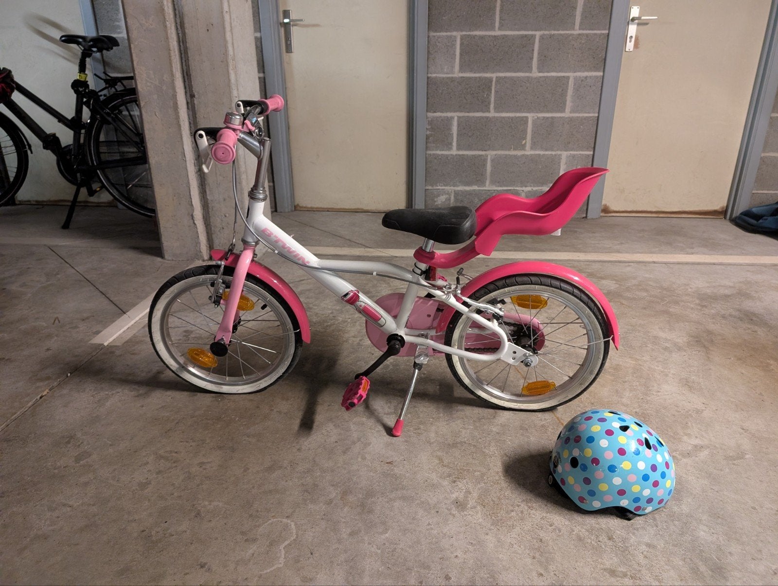 Vélo enfant B'TWIN Docto Girl 500 – 16 pouces + casque, Vélos & Vélomoteurs, Autres marques, Frein sur jante, Enlèvement, Utilisé