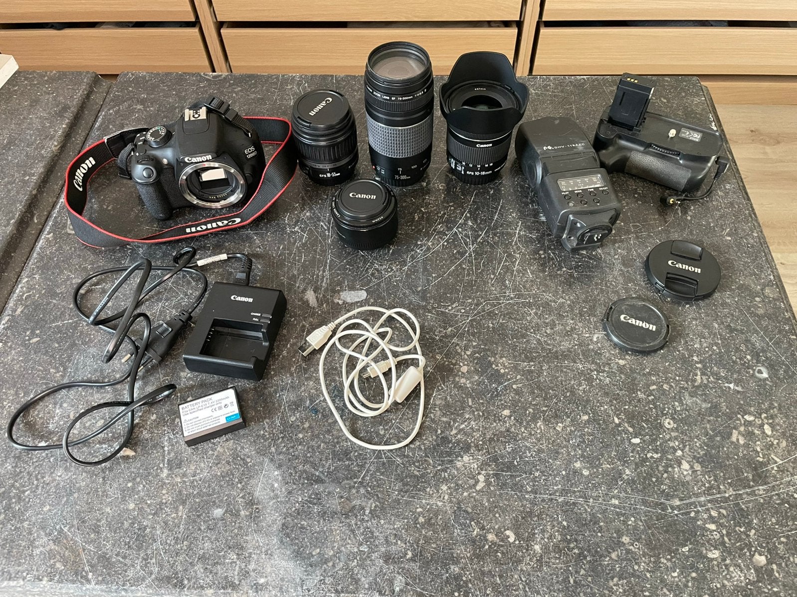 Canon EOS1200D met accessoires, Enlèvement ou Envoi, Comme neuf, Poignée, Canon