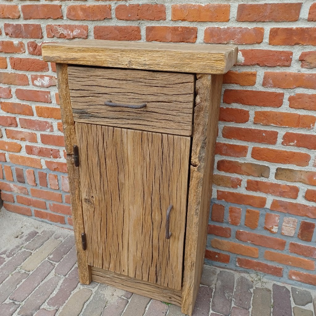 verouderd houten kastje, Ophalen