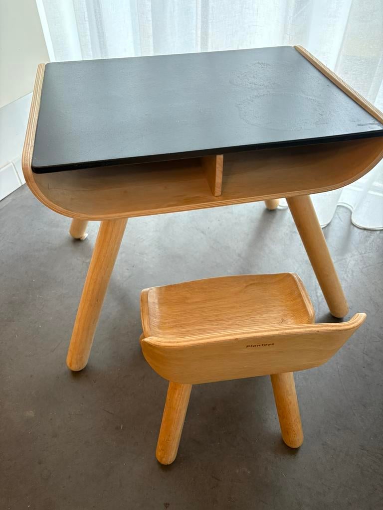 2 peuter/ kleuter lessenaars van PlanToys, Kinderen en Baby's, Kinderkamer | Tafels en Stoelen, Ophalen, Zo goed als nieuw