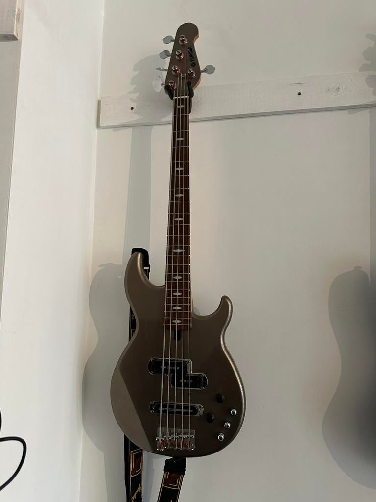 Yamaha 5 string bas, Muziek en Instrumenten, Snaarinstrumenten | Gitaren | Bas, Zo goed als nieuw, Ophalen