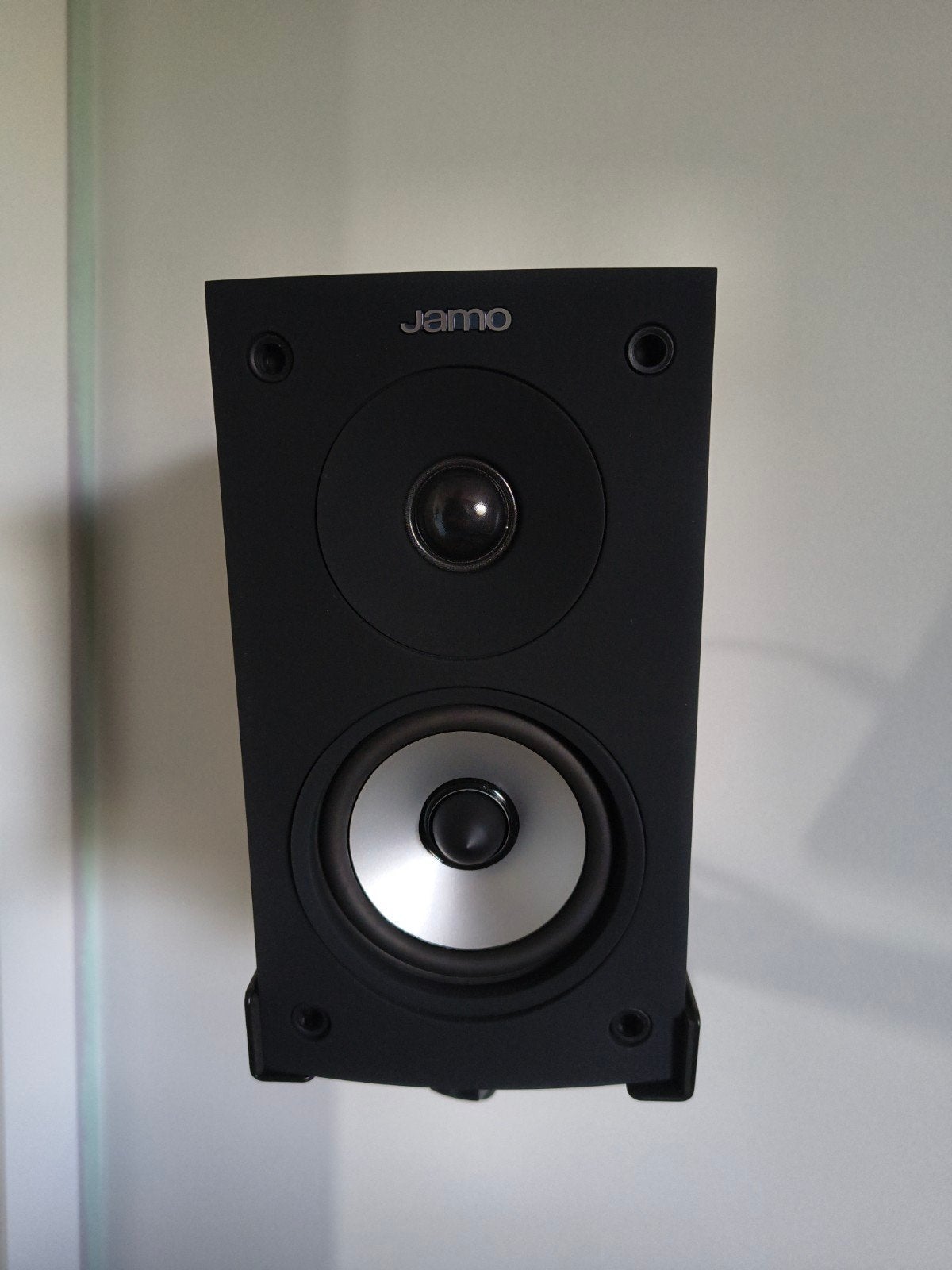 Jamo S 522 luidsprekers (2 stuks) + B-Tech BT77 muurbeugels, TV, Hi-fi & Vidéo, Enceintes, Enlèvement ou Envoi, Enceinte d'étagère