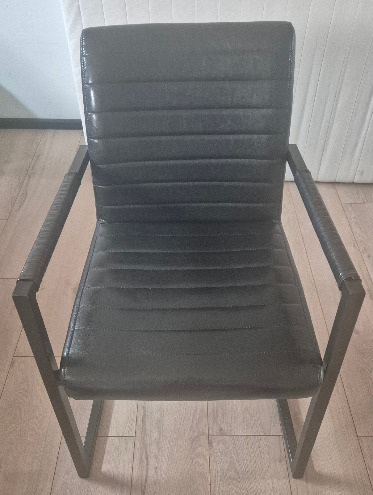 Zwarte stoel met armleuningen, Huis en Inrichting, Ophalen, Gebruikt, Zwart, Eén