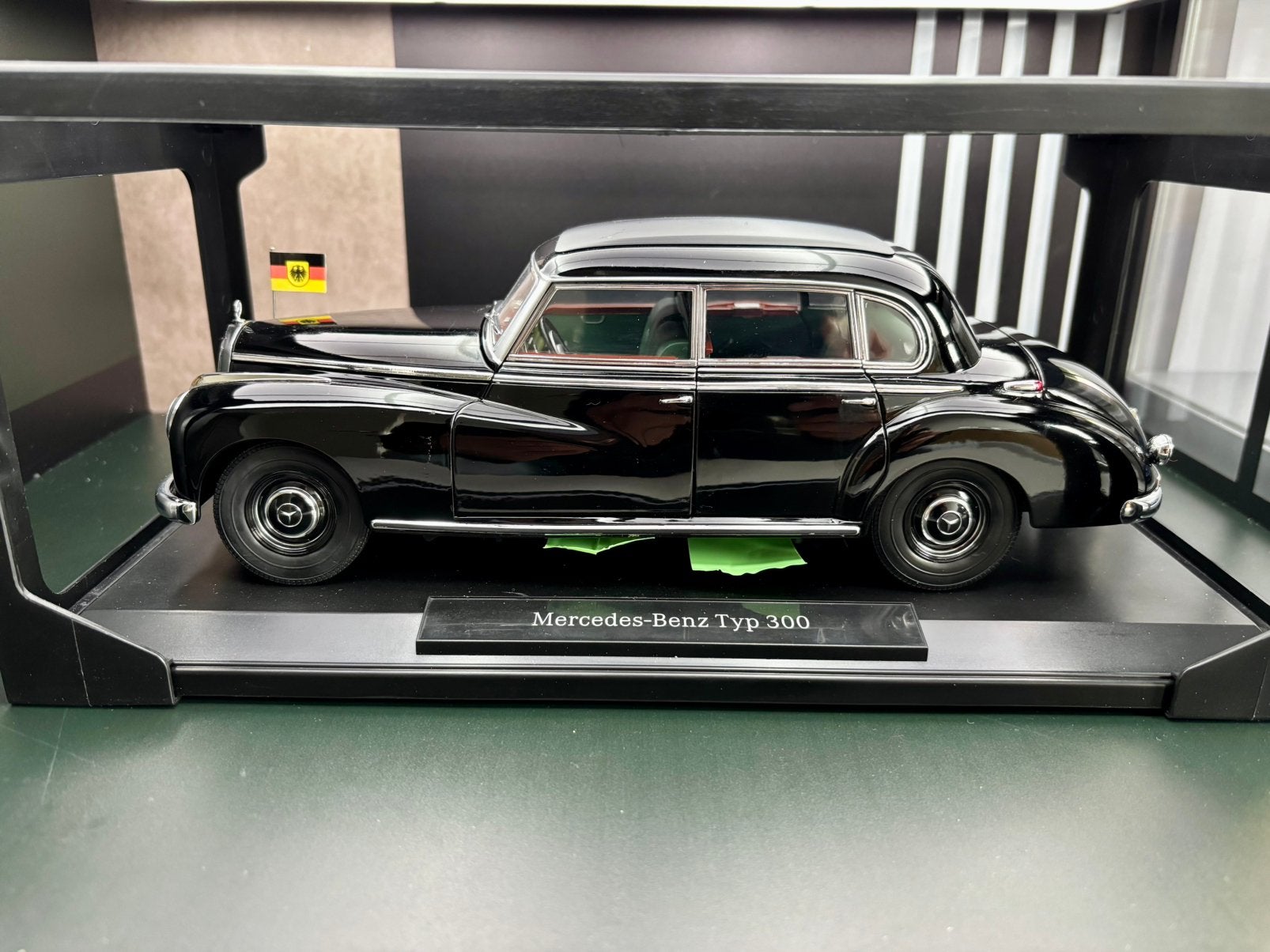 1:18 Mercedes-benz typ 300, Ophalen of Verzenden, Zo goed als nieuw
