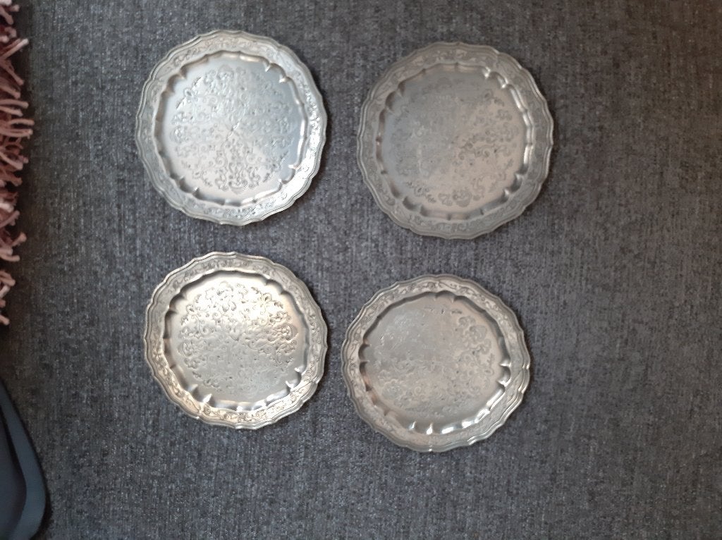4 assiettes en fer blanc Les Potstainiers Hutois, Antiquités & Art, Antiquités | Étain, Enlèvement ou Envoi