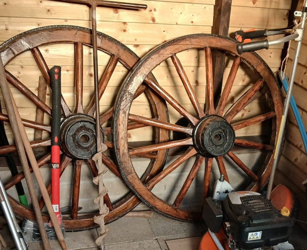 2 oude houten wagenwielen met metalen velg, Ophalen