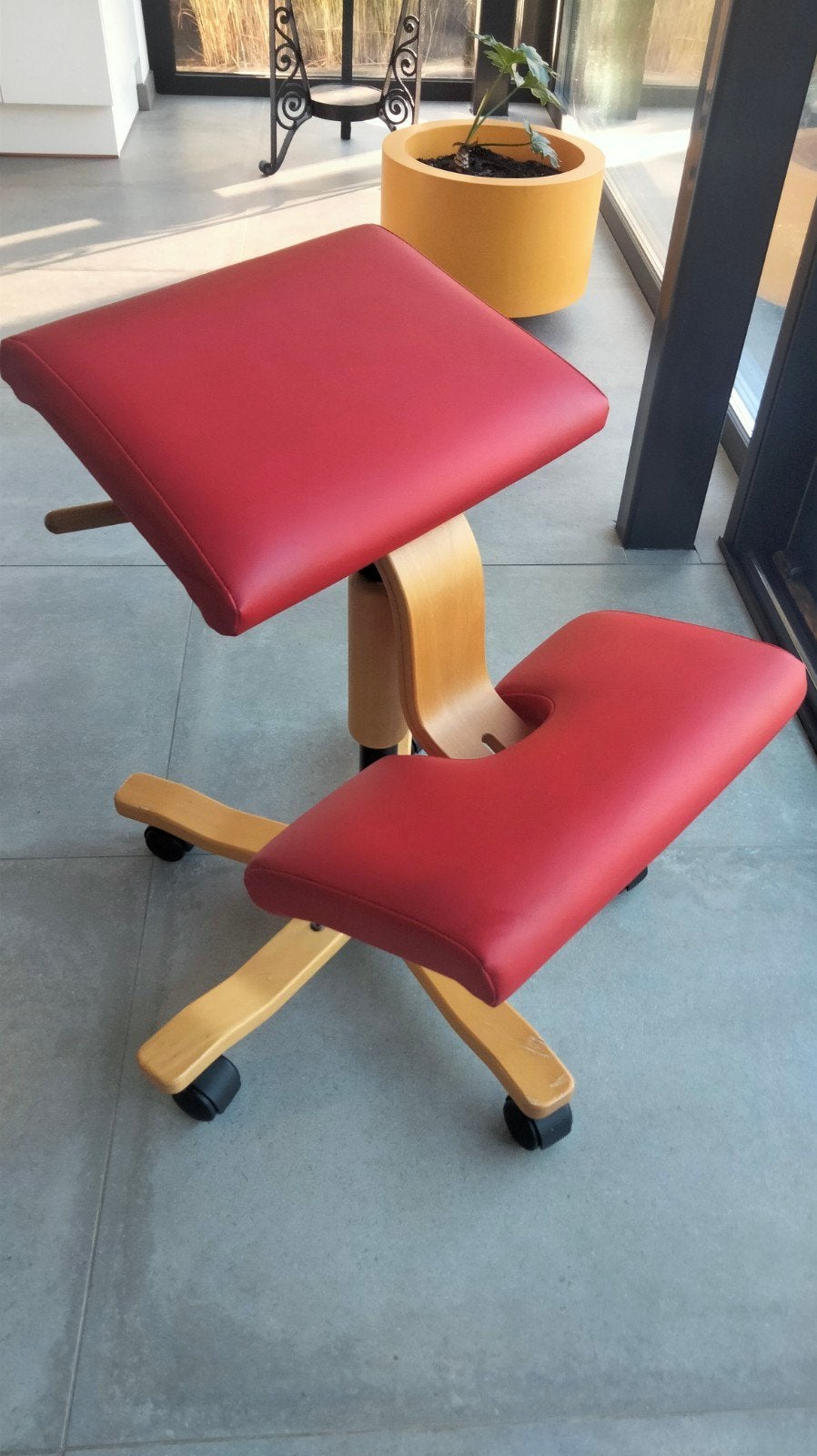Stokke Varier Wing ergonomische kruk kniestoel, Ophalen, Zo goed als nieuw, Bureaukruk, Rood