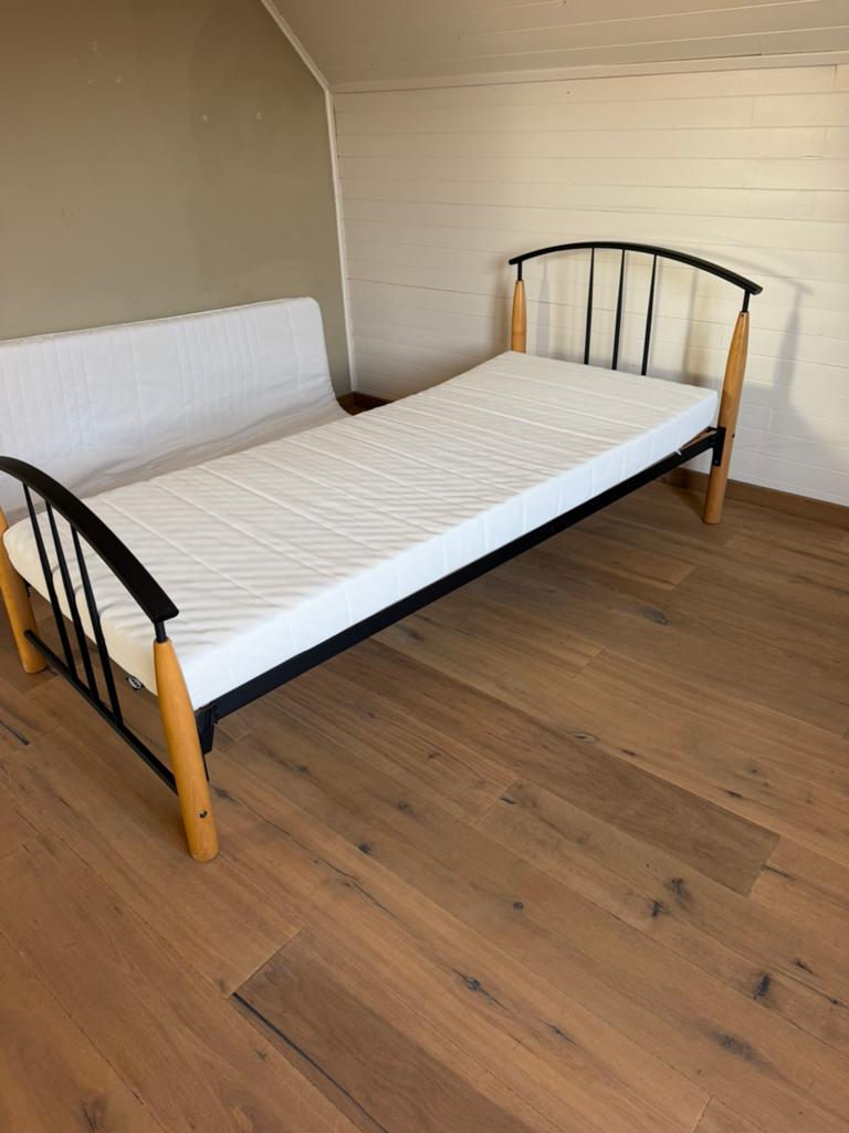 Bed met matras, Ophalen, Zo goed als nieuw