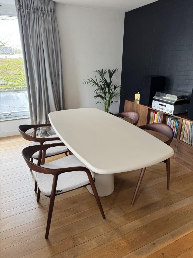 Mortex look tafel met walnoot stoelen, Huis en Inrichting, Stoelen, Ophalen, Overige kleuren, Zo goed als nieuw, Vier