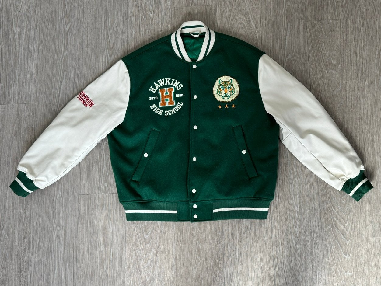 Stranger Things Bomber Jacket – fans van de Netflix-serie, Kleding | Heren, Jassen | Zomer, Ophalen, Zo goed als nieuw