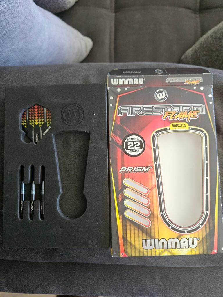 Winmau Firestorm flame 22 gram in goede staat, Ophalen, Flights