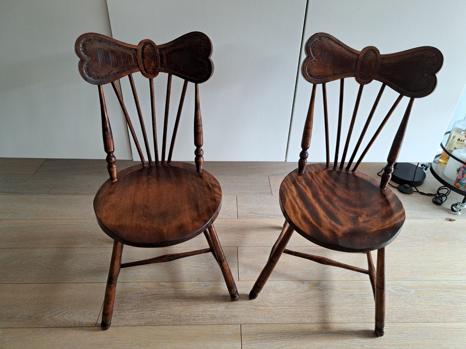 2 antieke stoeltjes, Ophalen