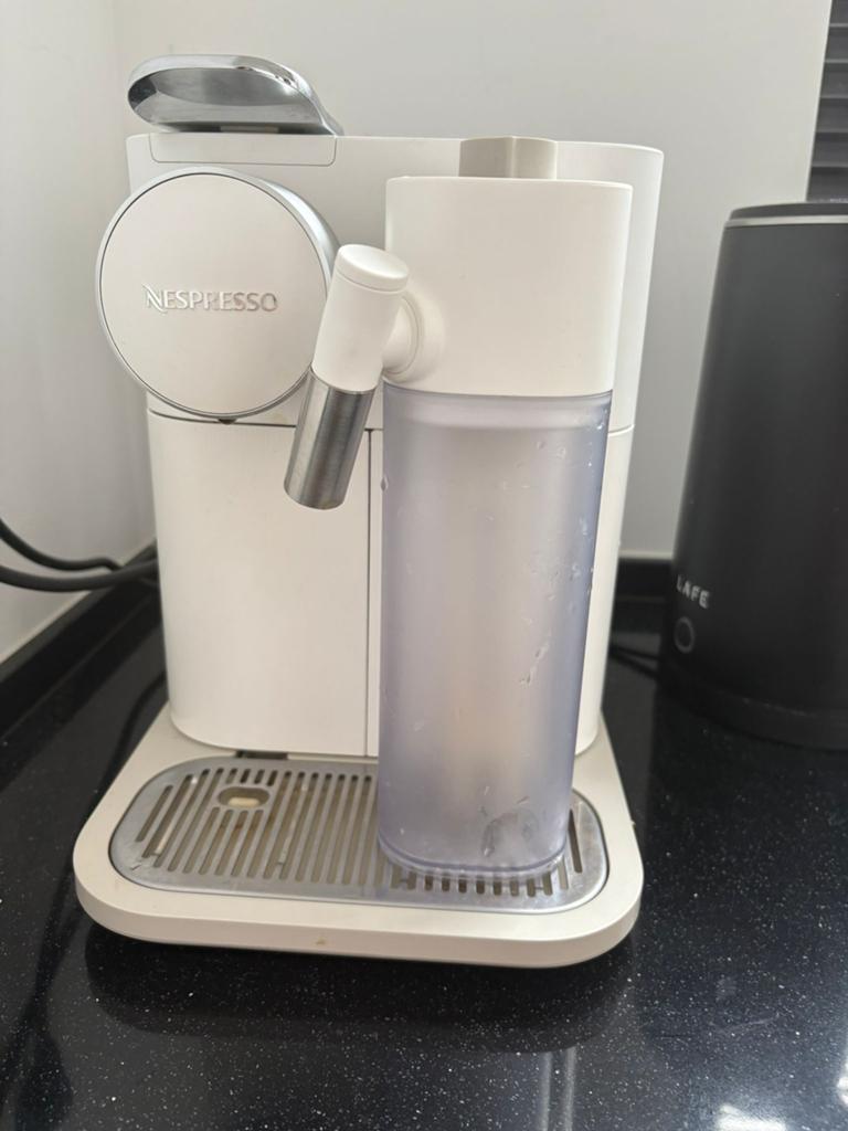 Nespresso Delonghi, Elektronische apparatuur, Koffiezetapparaten, Ophalen, Koffiemachine, Zo goed als nieuw, 2 tot 4 kopjes