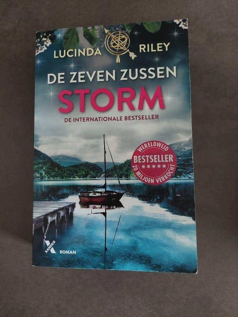 De Zeven Zussen  Storm (deel 2 uit de reeks De Zeven Zussen), Ophalen of Verzenden, Zo goed als nieuw, Lucinda Riley
