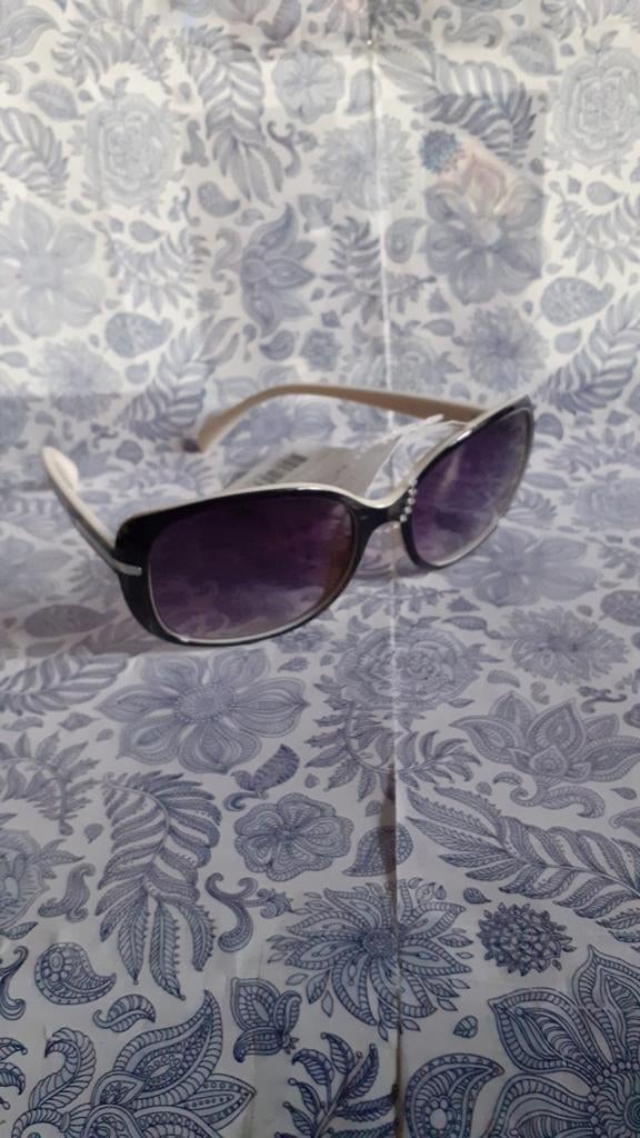 Lunette de soleil femme noir et blanche catégorie 2, Enlèvement ou Envoi, Noir
