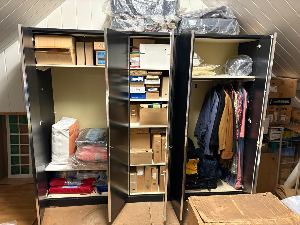 Zwarte kleerkast, Huis en Inrichting, Kasten | Kleerkasten, Ophalen, Met deur(en), Gebruikt, 200 cm of meer