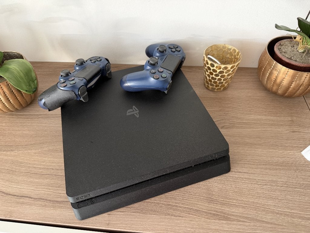PS4 SLIM - 2 controllers - FIFA 22 & 23, Ophalen, Met 2 controllers, Zo goed als nieuw, Slim