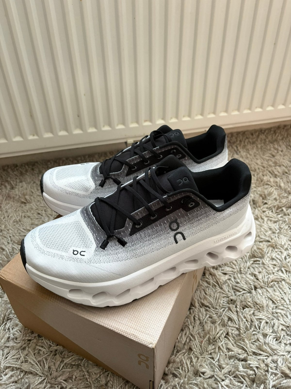 Oncloud Tilt Maat 44 Gloednieuw, Kleding | Heren, Wit, Ophalen of Verzenden, Zo goed als nieuw, Sneakers