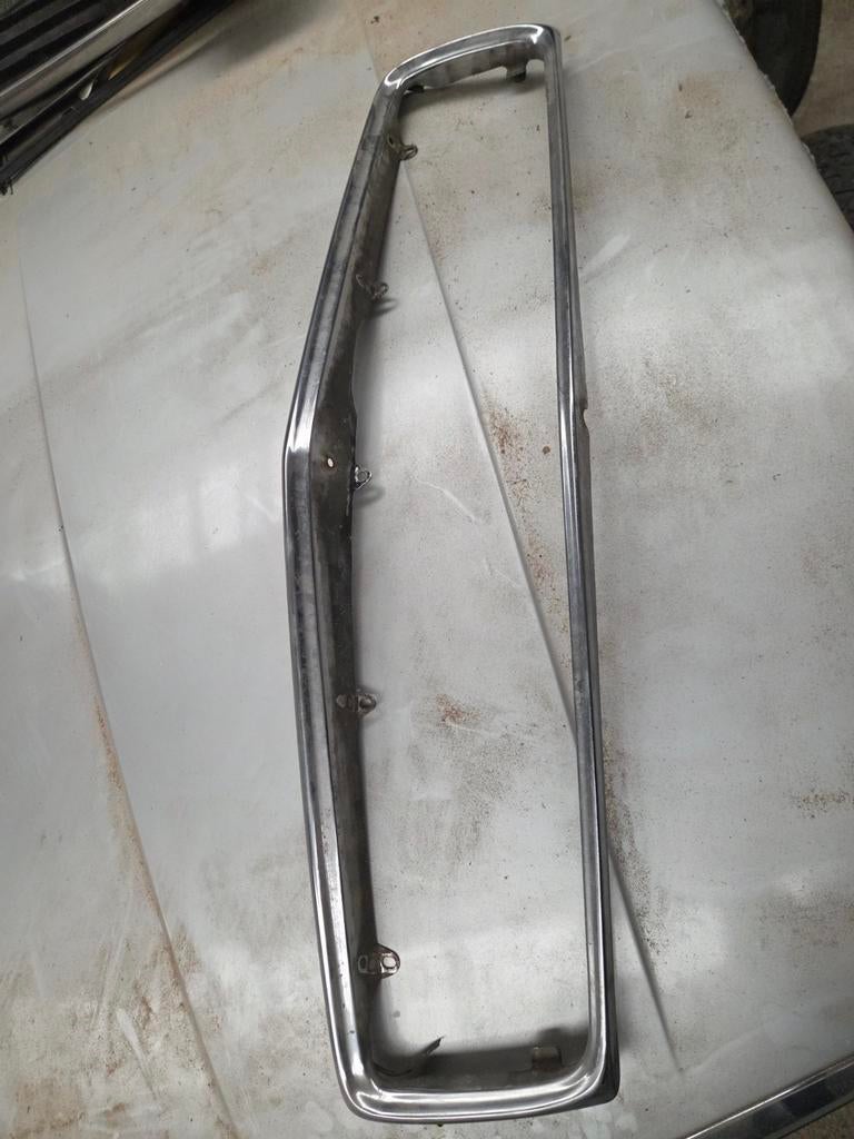 Mercedes w107 gril, Ophalen