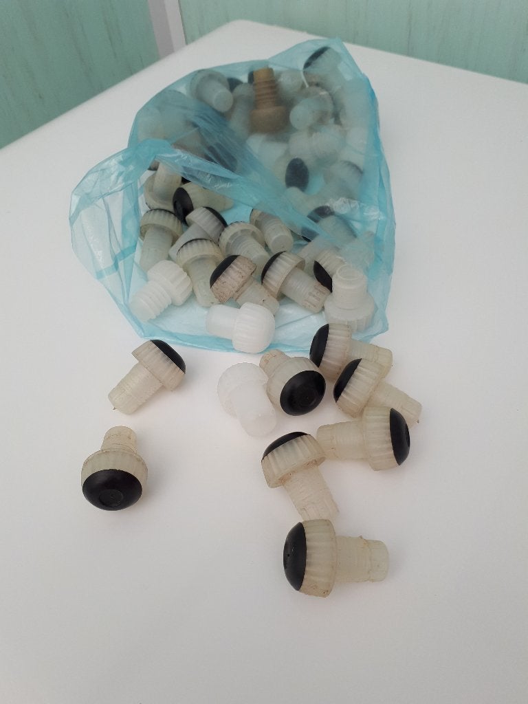 Bouchons en plastique pour bouteilles (de vin) env 50 pièces, Enlèvement