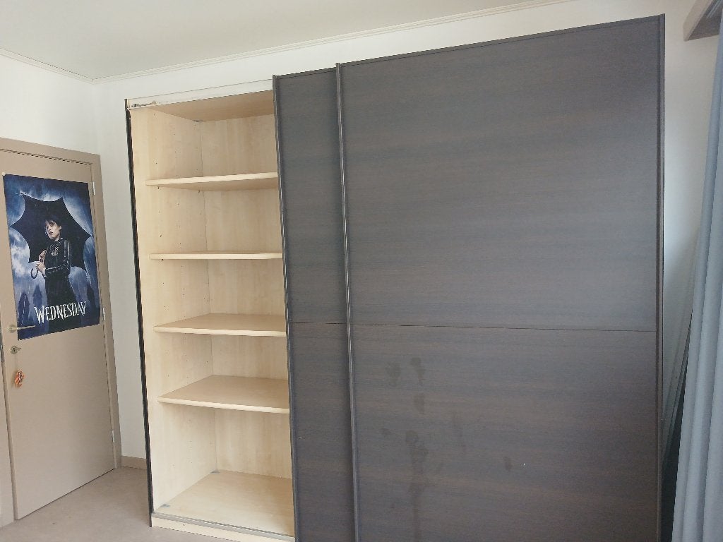 Twee kleerkasten met schuifdeuren, Ophalen, Kunststof, Met deur(en)