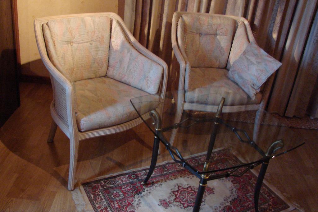 brocante: st 2 zetels en 2 stoelen merk DEKNUDDT, Enlèvement