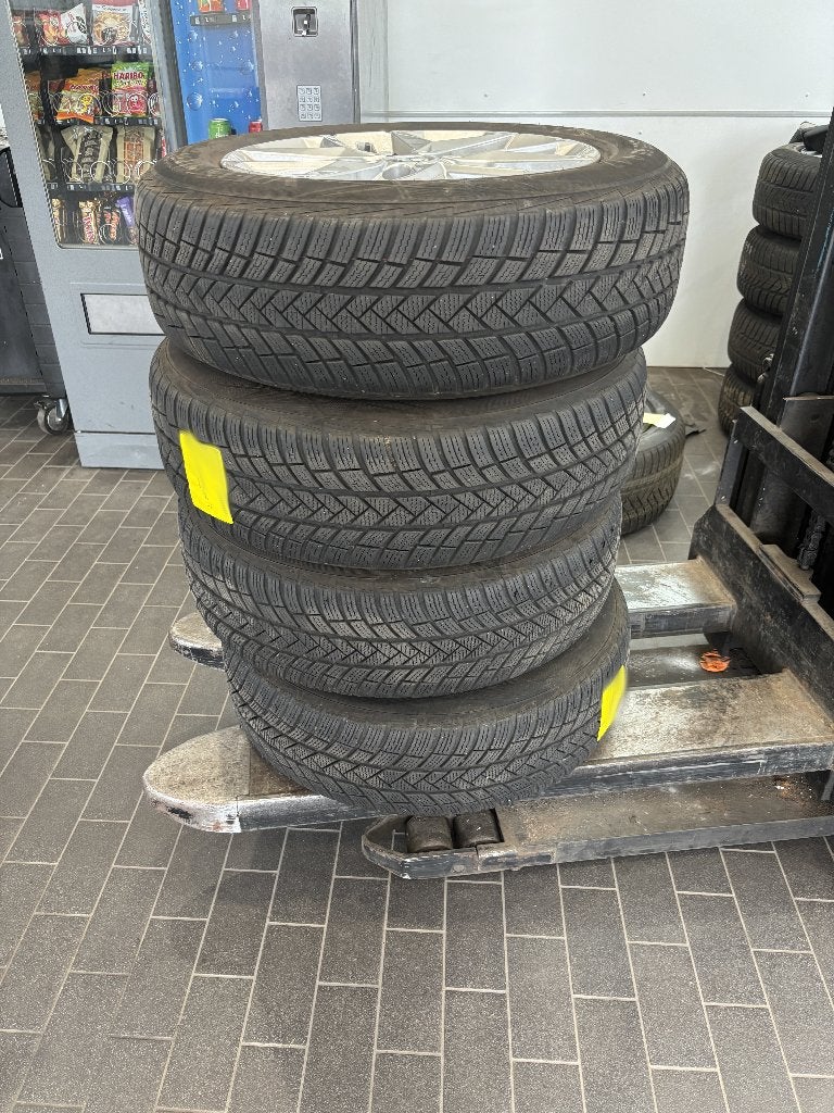 4 roues hiver complètes BMW 17", Autos : Pièces & Accessoires, Pneus & Jantes, Pneus et Jantes, Pneus hiver, 205 mm, 17 pouces