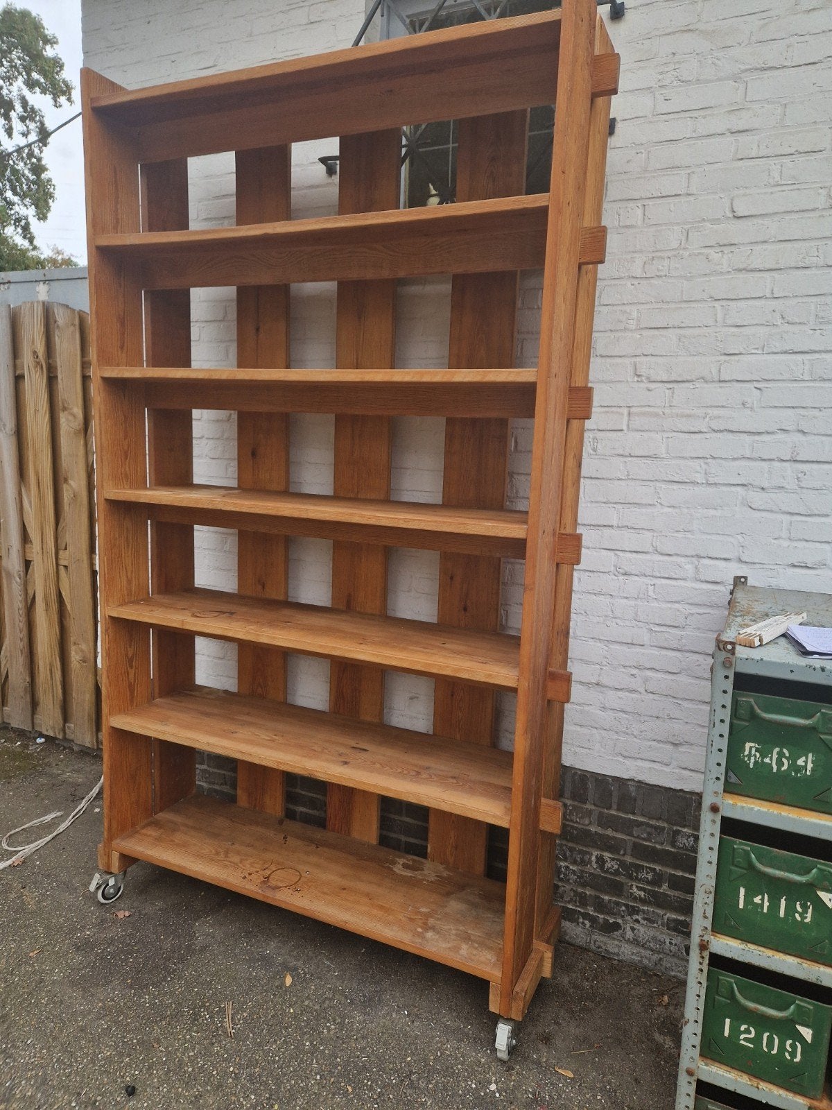 étagère en bois lourde sur roulettes 2m30/1m25 €100, Maison & Meubles, Armoires | Bibliothèques, Enlèvement