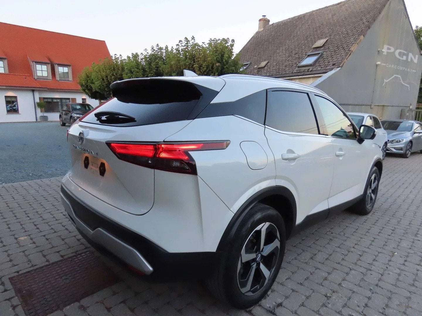 Nissan QASHQAI Qashqai 1.3 DIG-T MHEV Business Premium Xtron, Auto's, Automaat, Gebruikt, 4 cilinders, Wit
