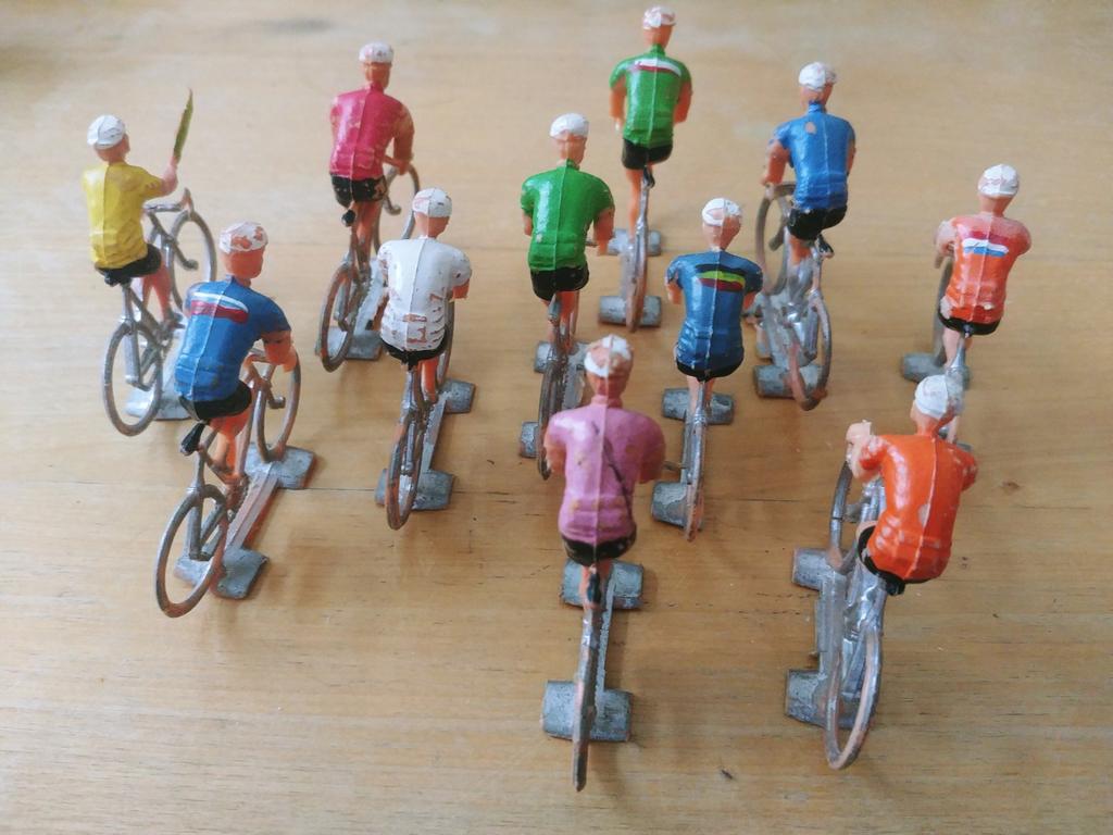 Petit cycliste miniature vintage en plastique Cofalu