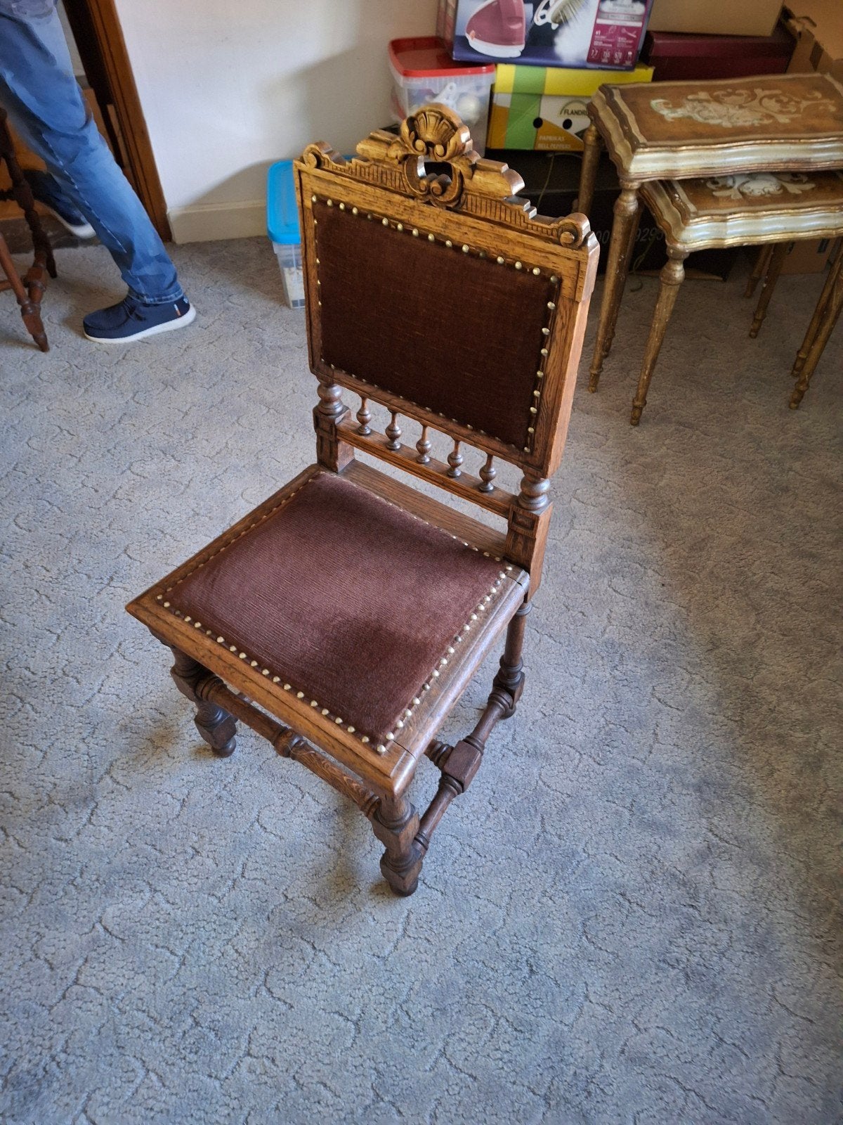 Antieke houten stoel, Enlèvement
