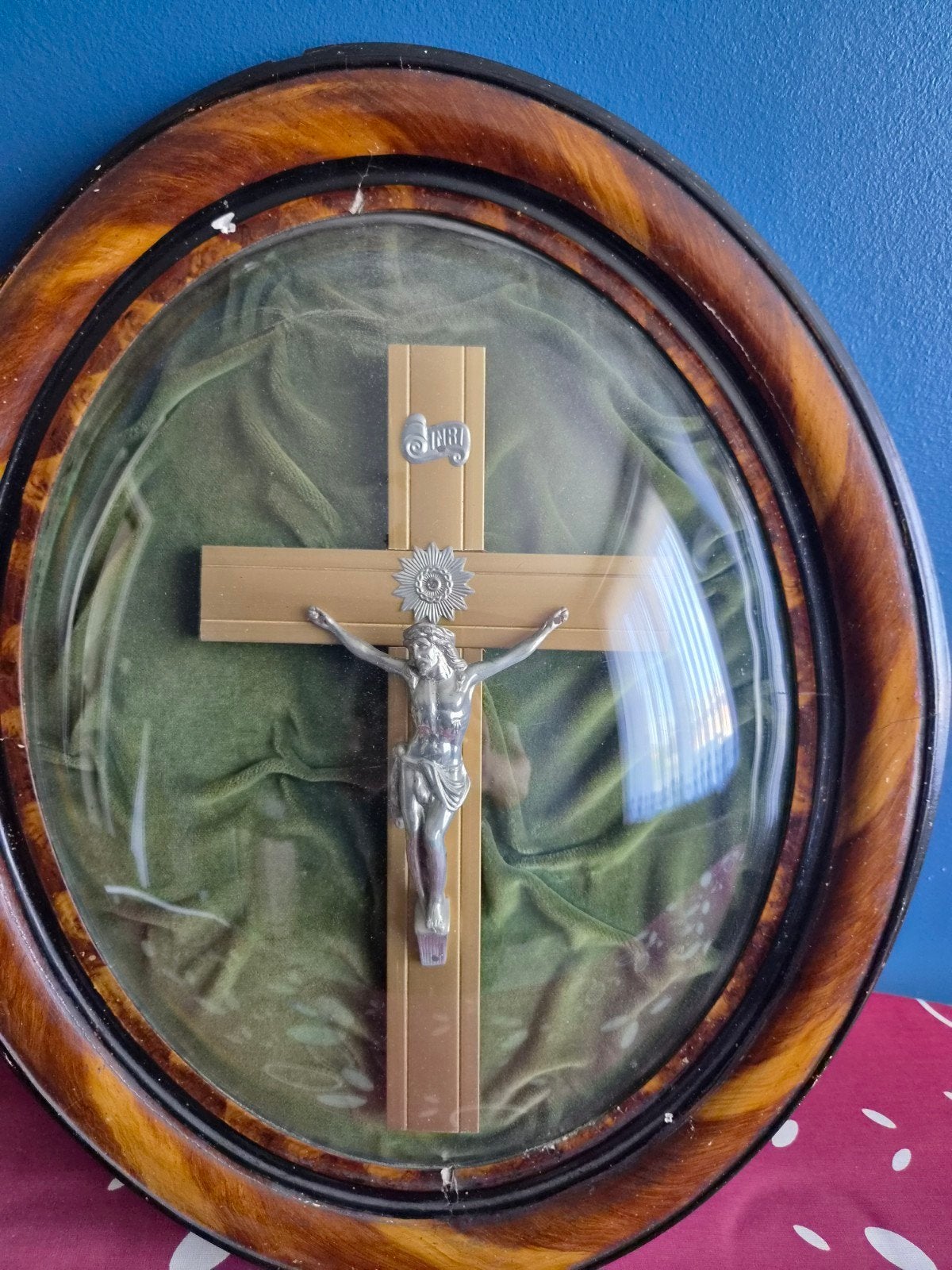 Mooi antiek kruisbeeld onder glas, Enlèvement