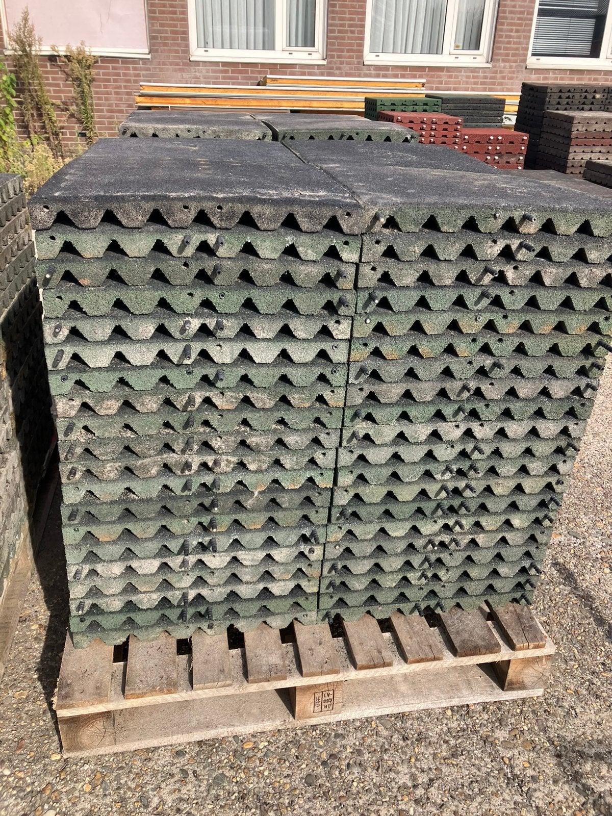 230 vochtdoorlatende rubberen tegels 50x50x4,5cm