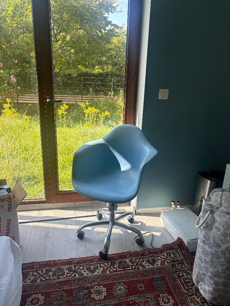 Draaibare bureaustoel in Eames Style - hemelsblauw, Huis en Inrichting, Ophalen, Zo goed als nieuw, Blauw, Bureaustoel