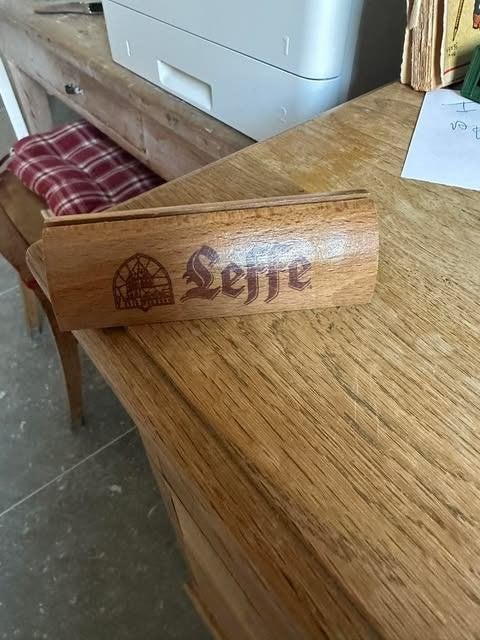Table porte-cartes Leffe en bois, Collections, Marques de bière, Enlèvement ou Envoi, Utilisé, Autres types, Leffe