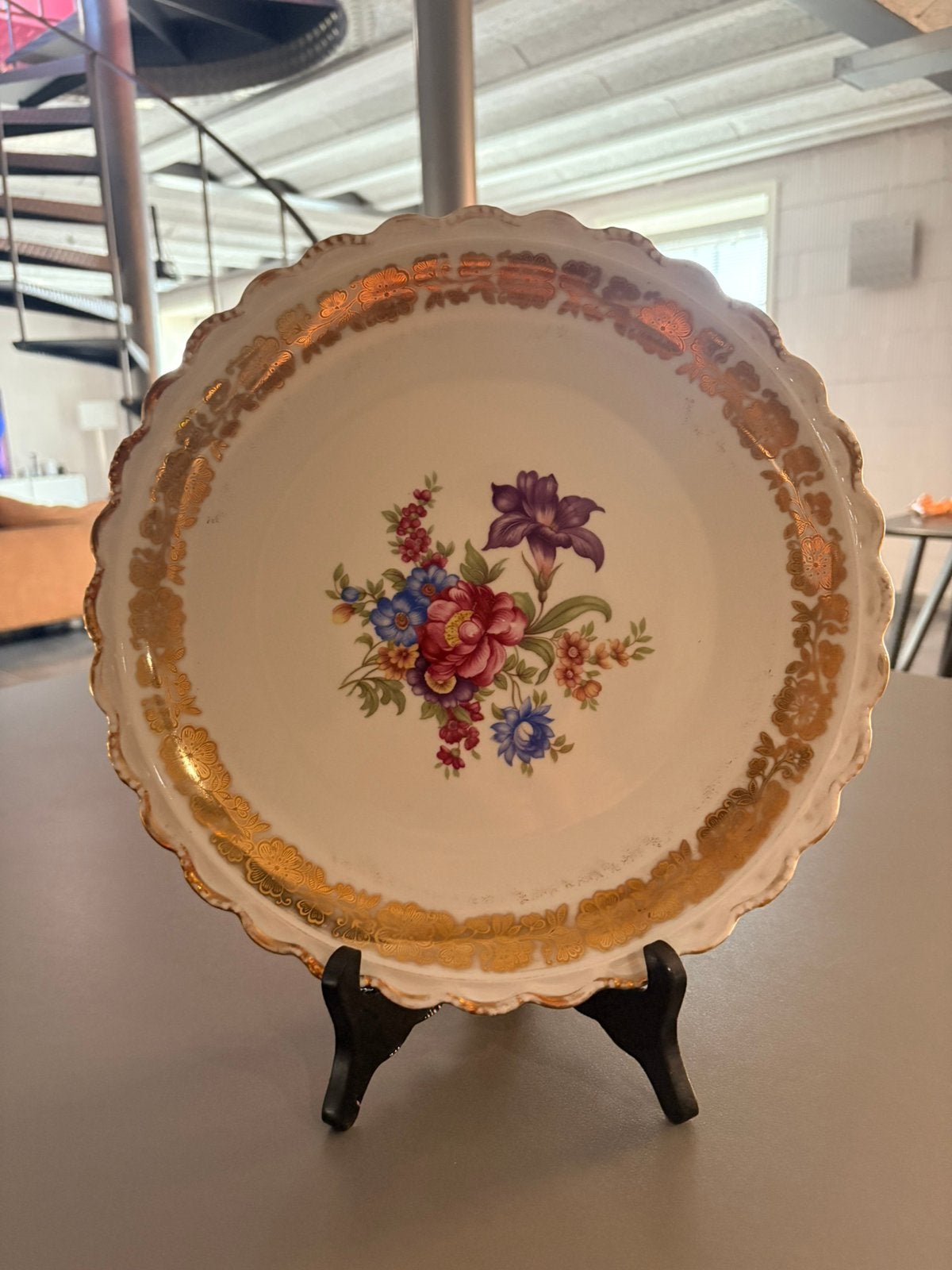 Grand plat de service rond en porcelaine de Bavière, Antiquités & Art, Envoi