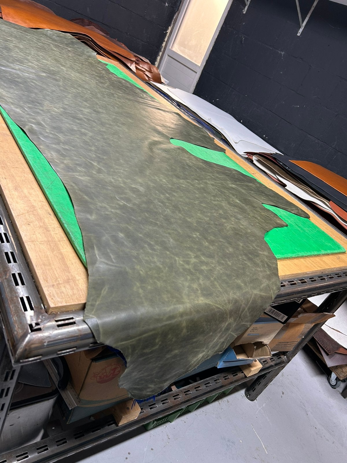 Soldaat groen camo halve huid 1.2 mm dikte iets stug A-102, Hobby en Vrije tijd, Ophalen of Verzenden, Groen