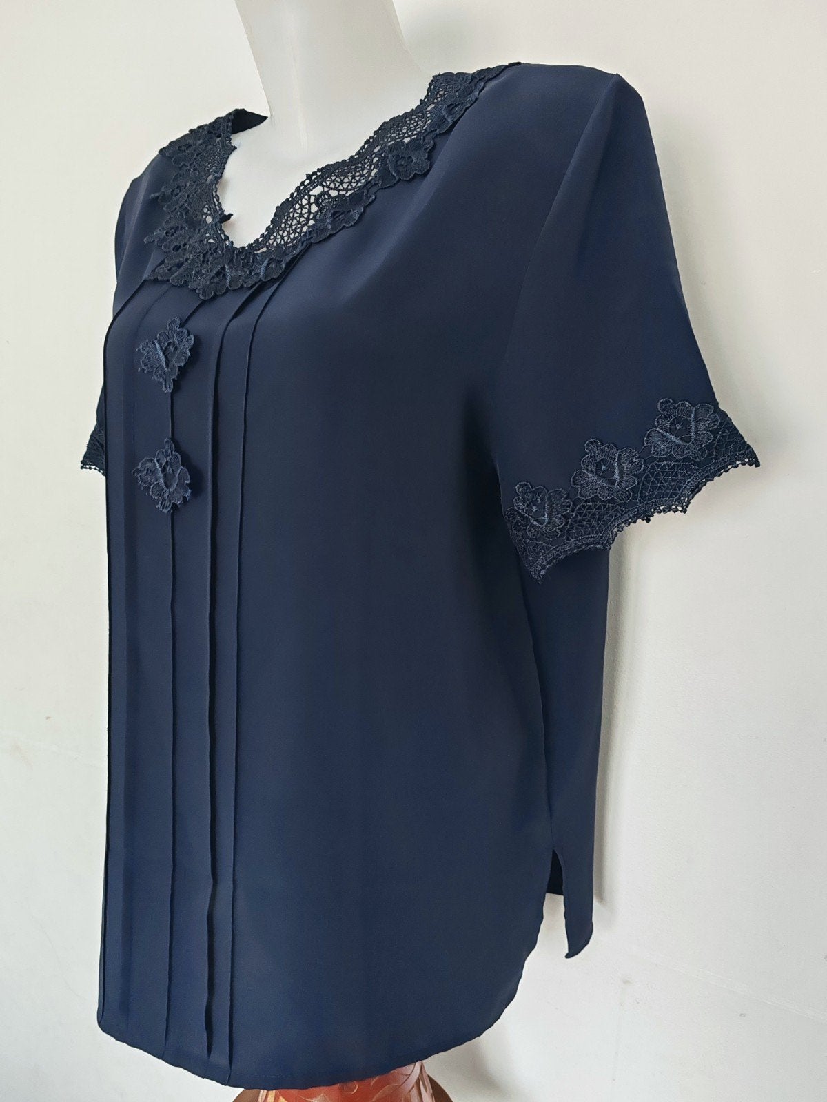 Blouse élégante bleu marine avec détails en dentelle 44/46, Vêtements | Femmes, T-shirts, Enlèvement ou Envoi, Bleu
