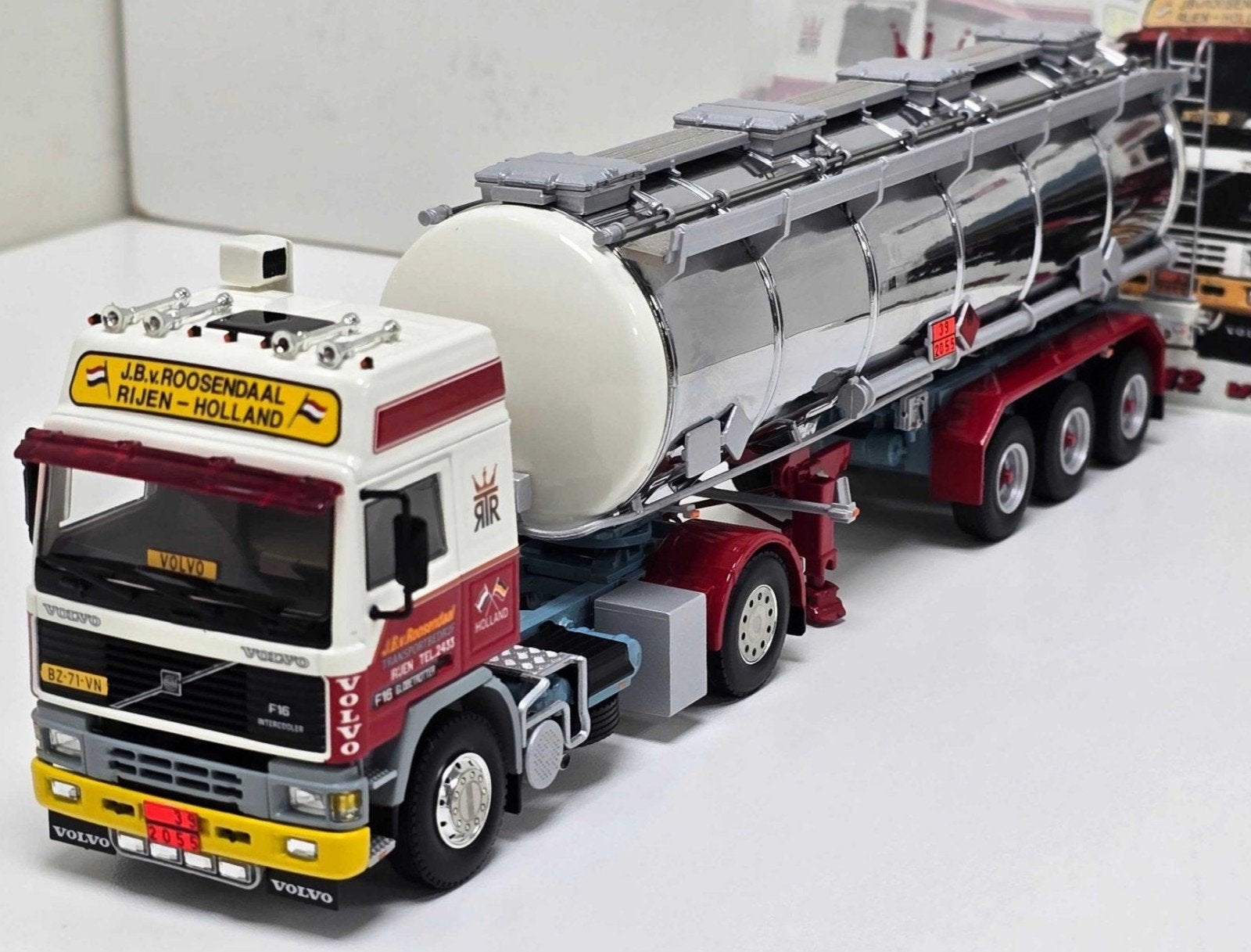 VOLVO F16 trekker met tankoplegger "J.B. v. Roosendaal", Hobby en Vrije tijd, Modelauto's | 1:50, Ophalen of Verzenden, Wsi