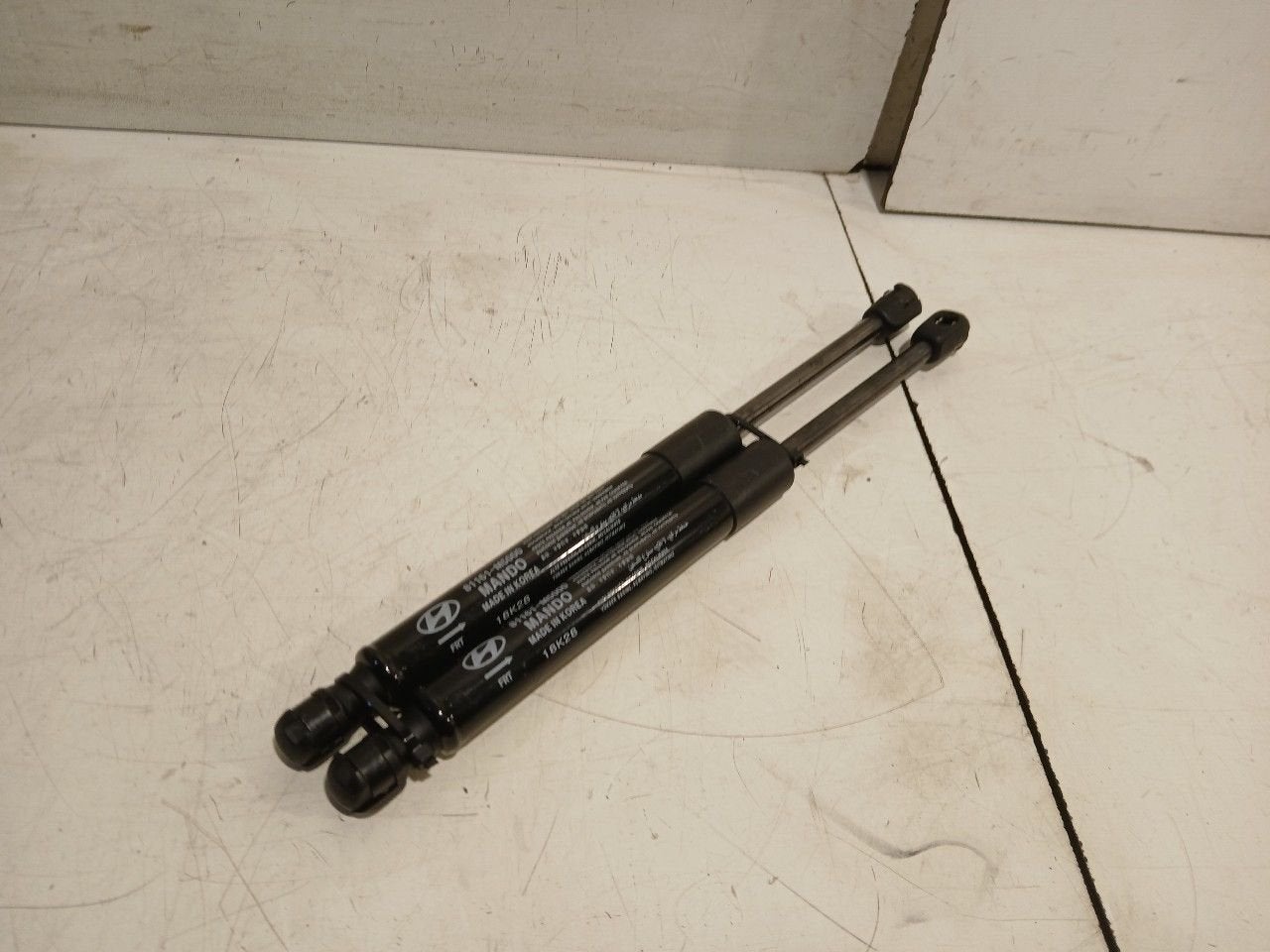Gasdrukveerset voor Hyundai Nexo, Onderdelen@venauto.nl, Van der Ven Autorecycling B.V., Gebruikt, Ettenseweg 76, 4706 PB Roosendaal, The Netherlands