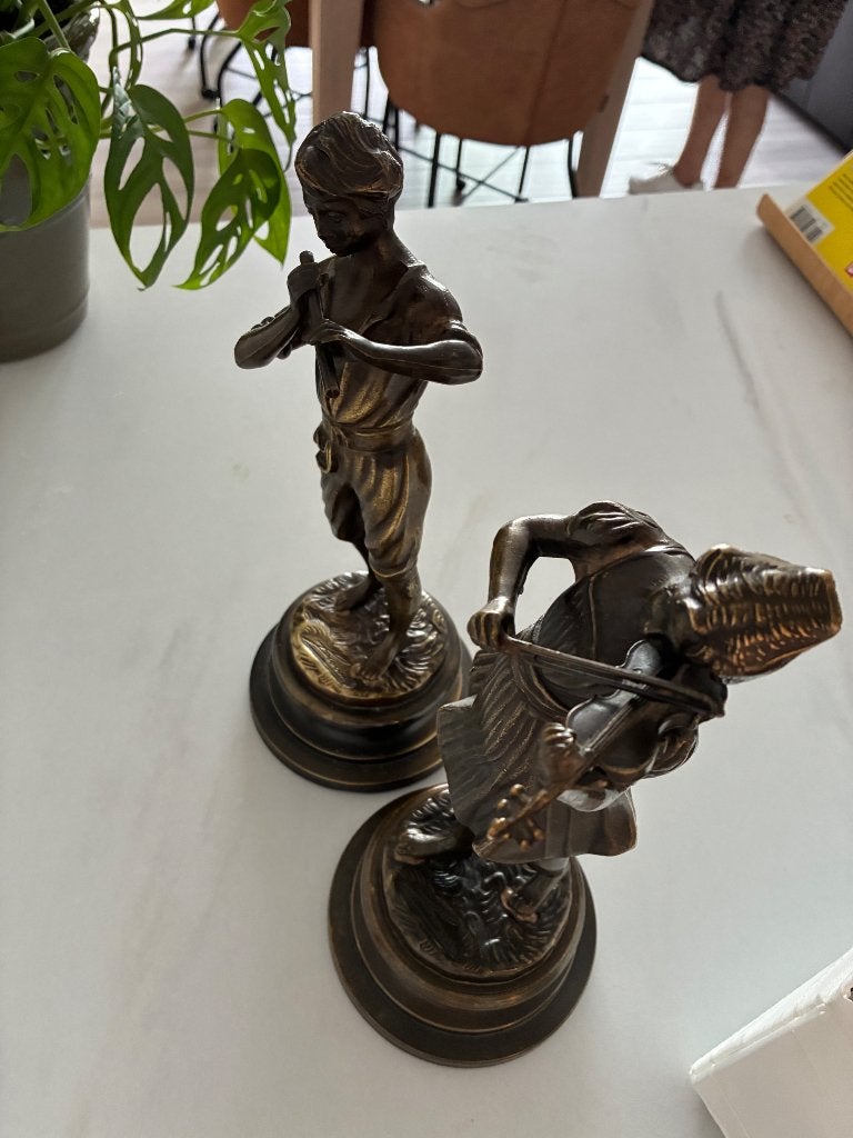 Bronzen beeldjes Fluitspeler en meisje met viool, Antiquités & Art, Enlèvement, Bronze