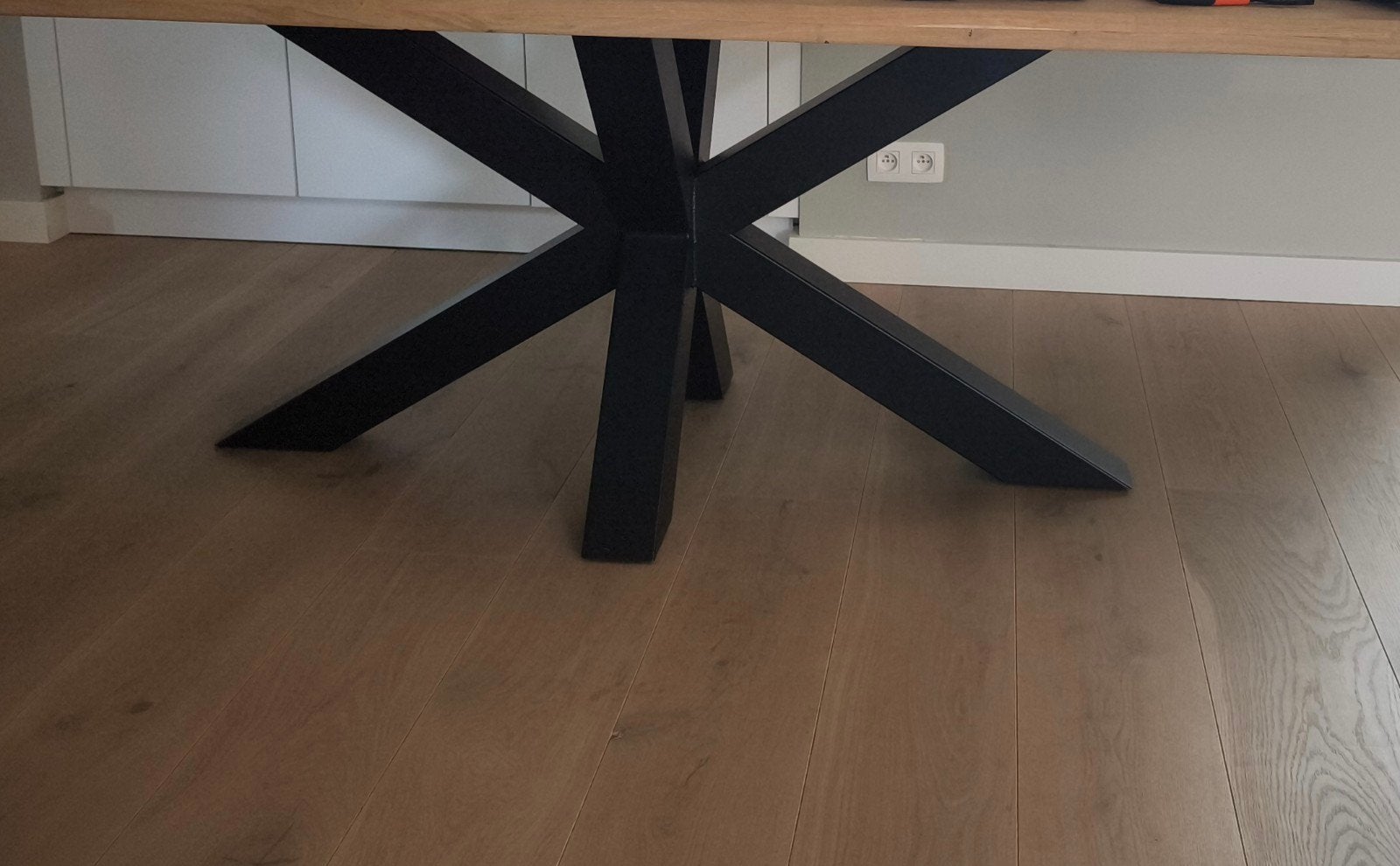 Zware houten tafel met spinnenpoot en 6 stoelen, Enlèvement
