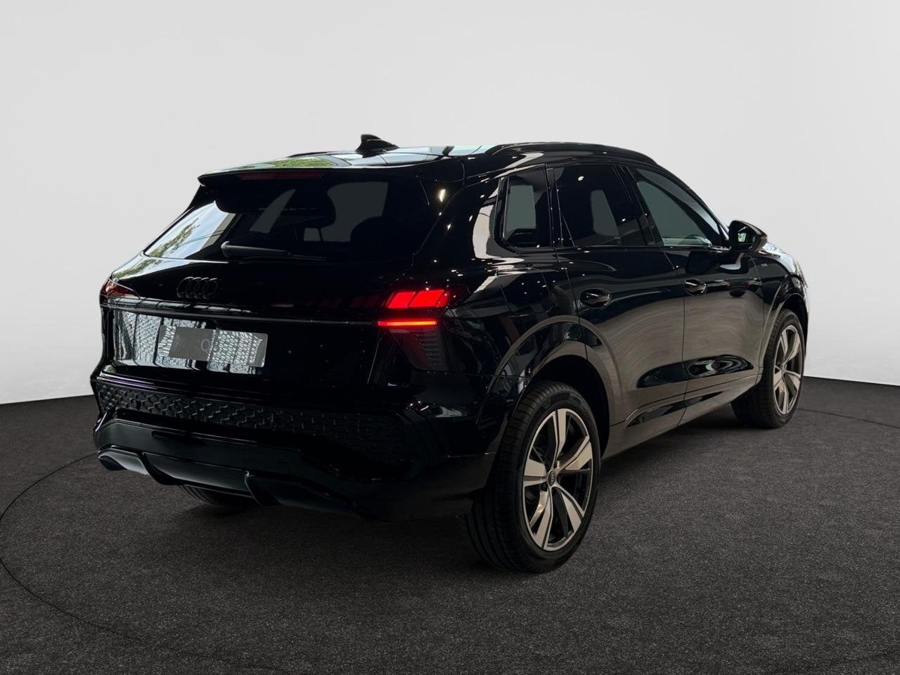 Audi Q3 SUV e-hybrid (PHEV) Q3 SUV e-hybrid 1.5 TFSI Corpora, Auto's, Automaat, Zwart, Hybride Elektrisch/Benzine, SUV of Terreinwagen