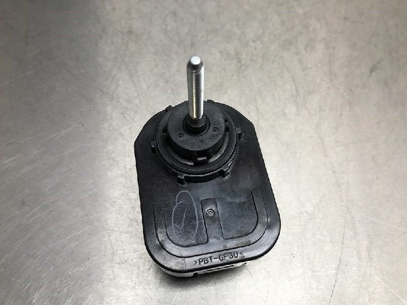 PHARE MOTEUR Toyota Corolla (E21 / EA1 / EH1) (01-2018/-), Dhr. M. Roggen, Toyota, Stadsweg 37 37
9917 PV  WIRDUM GR., NL, Utilisé