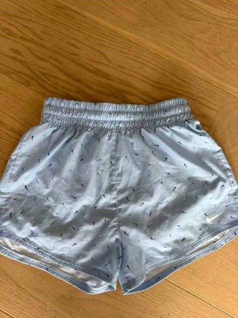 Nike short lichtblauw M   NIEUW, Kinderen en Baby's, Kinderkleding | Overige, Ophalen of Verzenden, Nieuw, NIKE, Meisje
