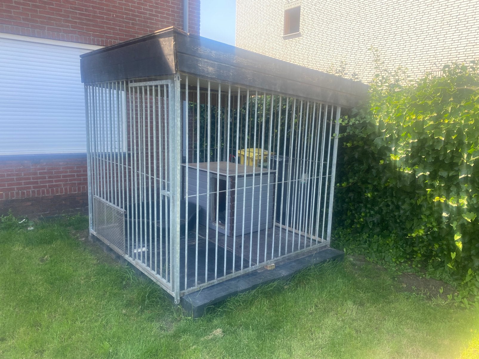 Hondenhok met geisoleerd dak en kunstof vloer, Dieren en Toebehoren, Ophalen, Zo goed als nieuw, Hondenhok